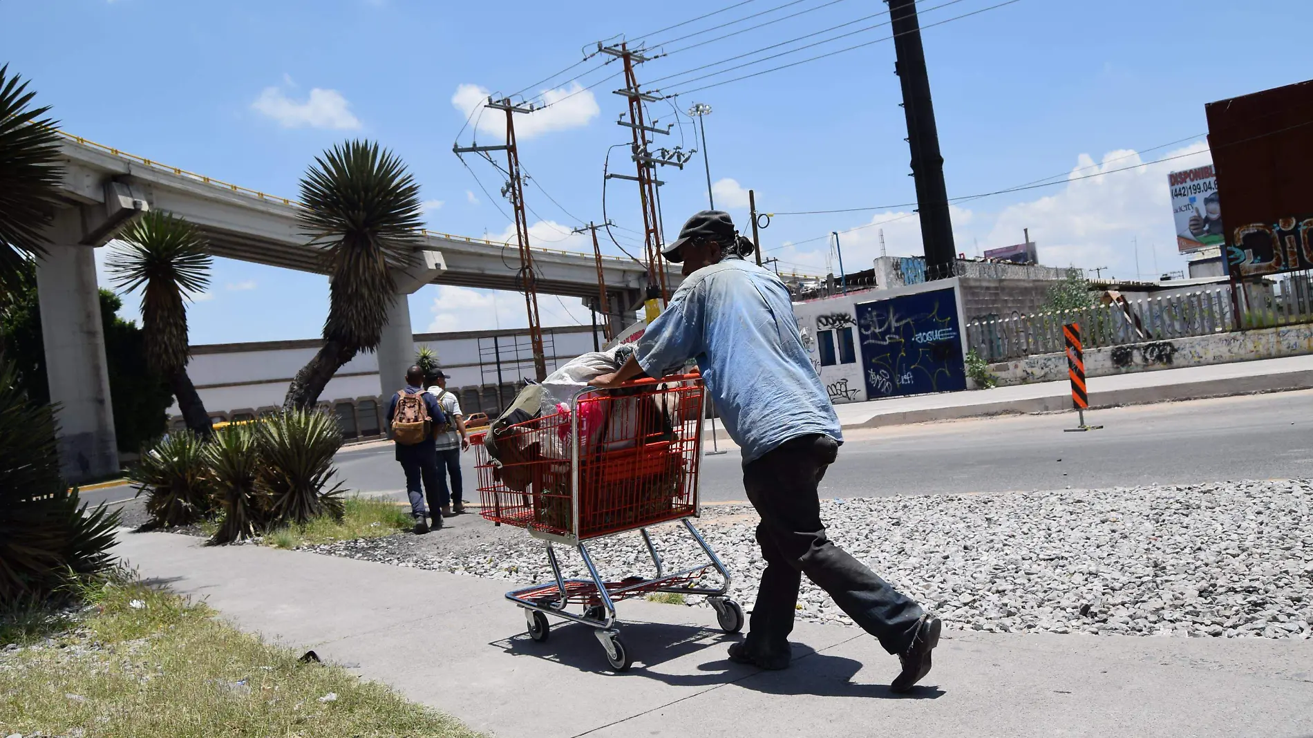 indigentes se apropian de los carros de supermercado